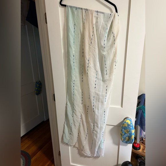 Other - Women’s vintage scarf /Shawl.